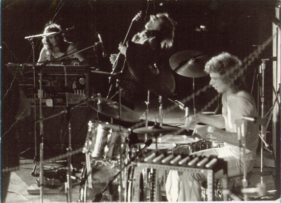 Yes in concert 1971. L-R: Tony Kaye keyboards, Chris Howe on guitar and Bill Bruford on drums