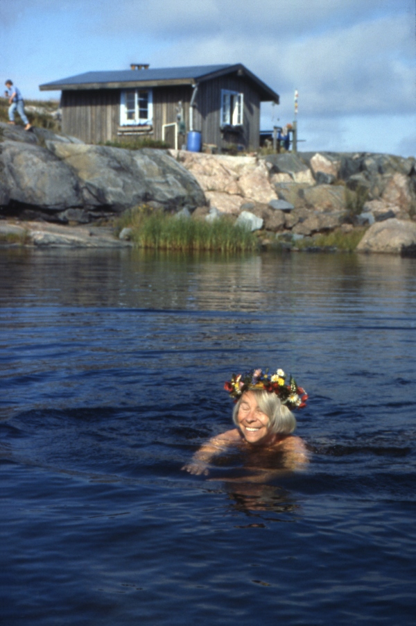 Tove Jansson swimming ©Per Olov Jansson