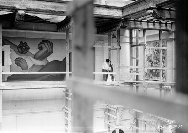 Diego Rivera having a cheeky snog with Frida Kahlo on the scaffold inside the Detroit Institute of Arts (1933)